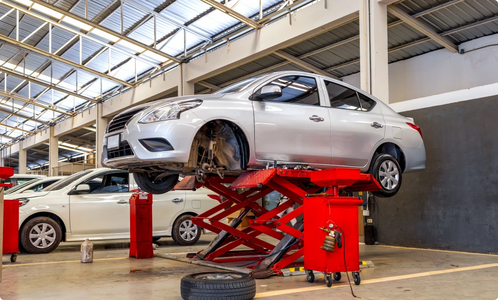 कार शोरूम में कार चुनता युवक