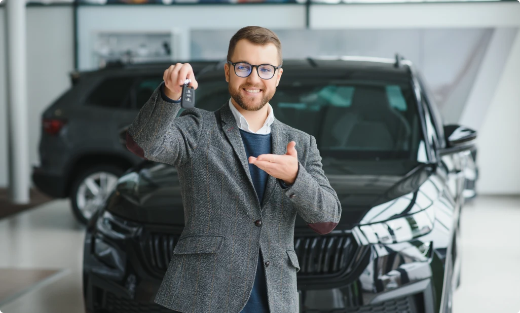 गाड़ी चला रहा खुश युवा पुरुष ड्राइवर